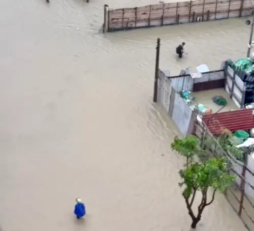 ▲九如路與鼓山路一帶，民眾只能穿著雨衣涉水而過。（圖／讀者蔡先生提供）