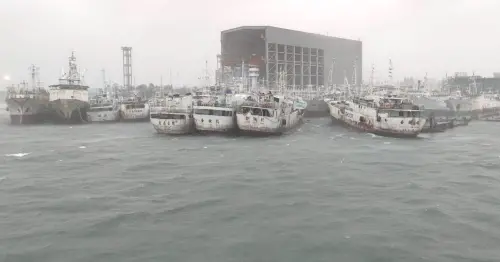 颱風山陀兒風強雨驟！前鎮漁港有多艘漁船斷纜漂航高雄港
