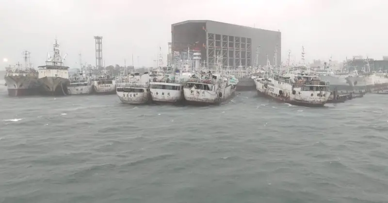 ▲颱風山陀兒風強雨驟，前鎮漁港有多艘漁船斷纜漂航到高雄港。(圖／高雄港務分公司提供）