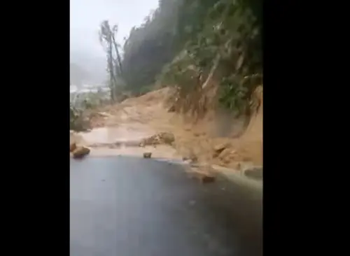 ▲山陀兒颱風襲台，北部也傳出災情，新北市瑞芳區瑞濱路的原住民部落「阿美家園」，3日下午發生坍塌，土石崩落挾帶大量黃泥。（圖／翻攝畫面）