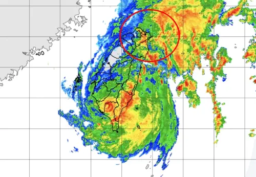 ▲山陀兒颱風在西南沿海、登陸高雄後，廣大的外圍環流逆時針掃到台灣東北部外海。（圖／中央氣象署）