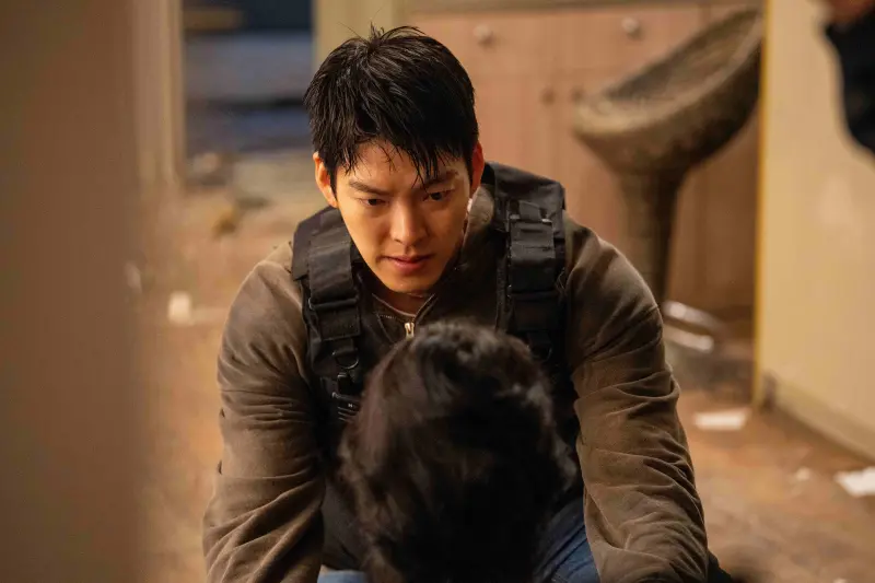 ▲韓劇《黑道出勤中》男星金宇彬，因流鼻血、喉嚨痛就醫，在2017年確診罹患鼻咽癌，如今成功戰勝病魔。（圖／Netflix）