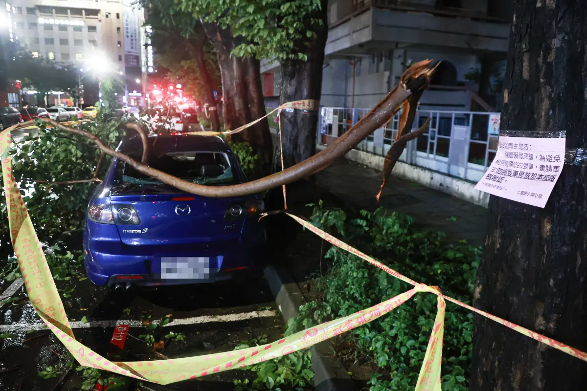 ▲山陀兒在傍晚轉為輕度颱風，預估明（4）日下半天會在台灣上空「消散」，氣象署20:40記者會最新說明。（圖／記者葉政勳攝）