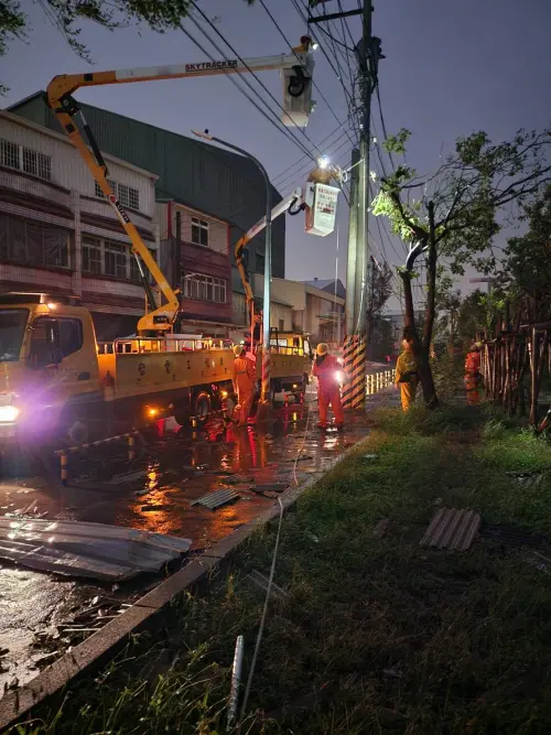 ▲夜色漸深，台電高雄區處線路課同仁目前在旗津區中洲三路處理因被鐵皮切斷高壓線所造成事故停電的情況。(圖／台電提供)