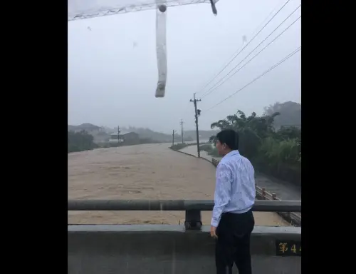 不只宋瑋莉！勘災經典照還有他們：蔡英文搭雲豹　國昌雨中濕背秀
