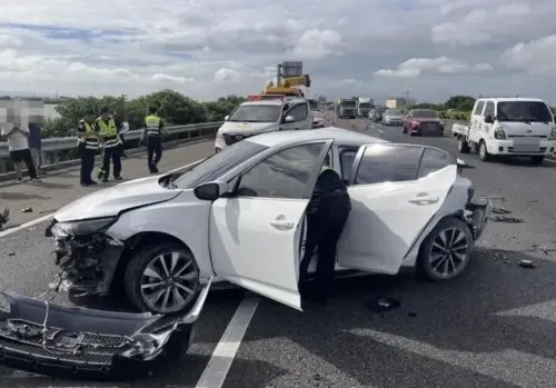 國1雲林段嚴重車禍！轎車尾被撞扁　1命危4傷緊急送醫搶救
