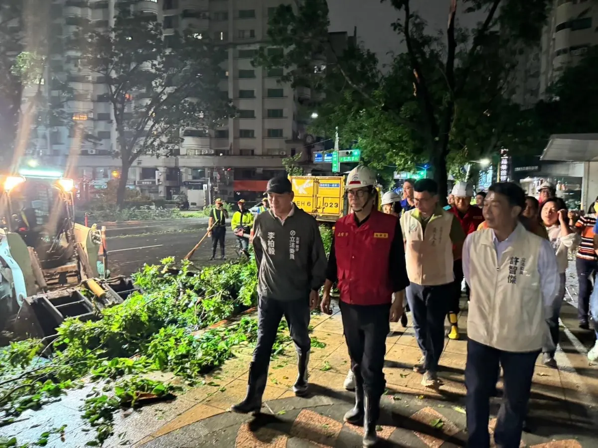 ▲陳其邁自昨晚8時許主持完颱風工作會議後即趕赴前鎮區中華五路、三民區大裕路、左營區明誠二路，視察市容恢復清運作業情形。(圖／高市府提供)