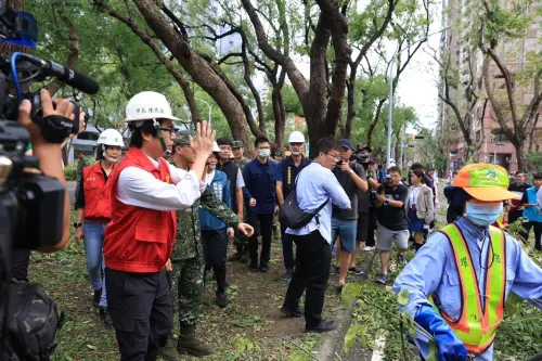 ▲陳其邁除感謝中央及所有救災人員，協助災後搶救工作，也期盼今天暢通主要幹道，力促3天內恢復市容。(圖／高市府提供)