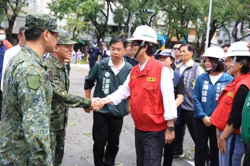 ▲陳其邁感謝國防部尤其是八軍團給予最大救災協助。(圖／高市府提供)