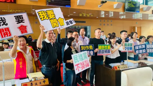 立院卡預算綠要她「管好子弟兵」!盧秀燕:相信兩院長有智慧解決 ▲藍營議員舉著「我要開會」的標語牌,要民進黨好好開不要再鬧。(圖/記者顏幸如攝,2024.10.04)