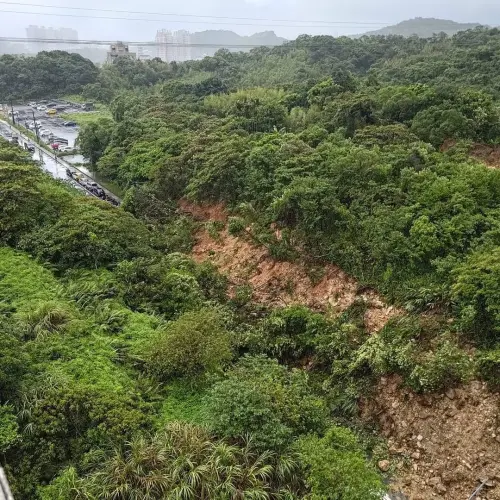 ▲基隆新豐街今凌晨發生土石流，大量土石掩沒道路，砸毀路旁停放的汽機車。（圖／翻攝基隆語臉書）