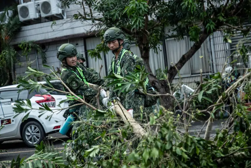 ▲43砲指部官兵協助高雄市市區清理樹木斷枝。（圖／第四作戰區提供）