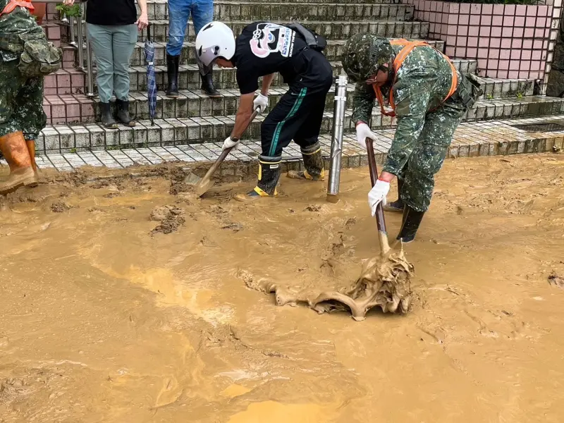 <p>▲第三作戰區官兵協力基隆地區道路清淤作業。(圖/第三作戰區提供)</p>