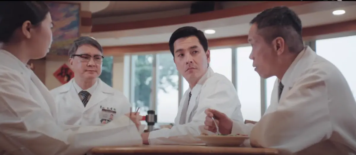 ▲王傳一（右二）在《在光裏的人》飾演菜鳥醫師，昨日颱風夜登場收視開紅盤。（圖／大愛提供）