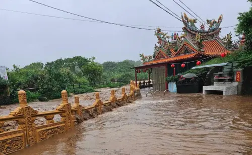 新北三芝八連溪暴漲、疑出現掏空！洪水灌入「寺廟遭半淹」慘況曝
