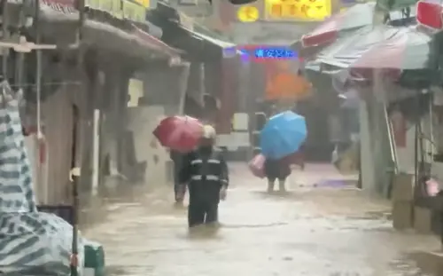 大雨狂炸！金山老街泥流滾滾成「水上市場」　水深及膝店家慘泡湯
