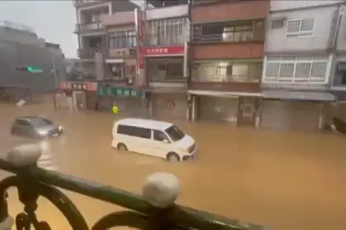 ▲新北市金山區今（4）日中午開始下起暴雨，雨水夾雜泥土成為滾滾黃流淹沒路面。（圖／翻攝畫面）