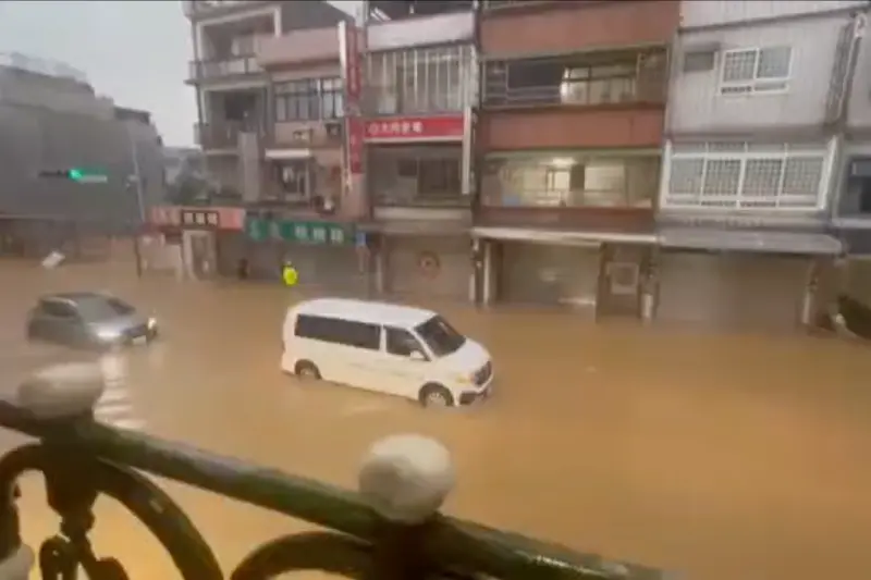 ▲新北市北海岸今（4）日中午開始下起暴雨，雨水夾雜泥土成為滾滾黃流淹沒路面。新北市宣布，萬里區、金山區、石門區、三芝區明日停止上班、停止上課。（圖／翻攝畫面）