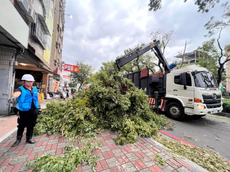 ▲台中市政府支援人員操作抓斗車夾除樹枝。（圖／台中市政府提供，2024.10.04）