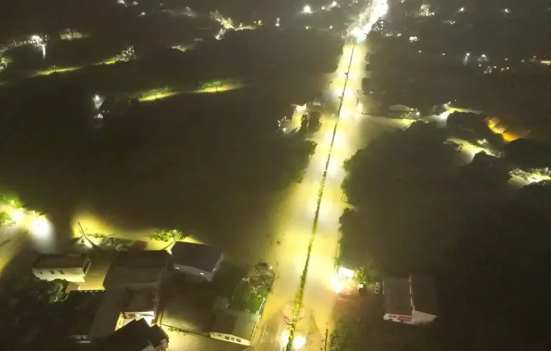 ▲山陀兒颱風挾帶強烈風雨，造成北海岸多處地區積水及道路不通，新北市淡水、金山、萬里等地區大淹水，從曝光的空拍圖可以看到，滾滾黃水淹沒道路及民宅，場景非常驚悚。（圖／翻攝畫面）