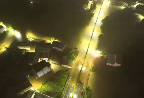 ▲山陀兒颱風挾帶強烈風雨，造成北海岸多處地區積水及道路不通，新北市淡水、金山、萬里等地區大淹水，從曝光的空拍圖可以看到，滾滾黃水淹沒道路及民宅，場景非常驚悚。（圖／翻攝畫面）