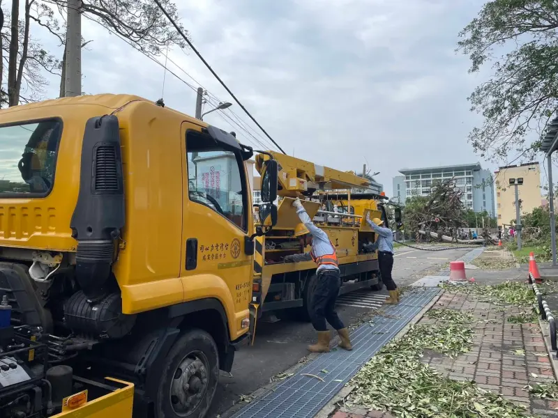 ▲山陀兒颱風重創高雄，台電高雄區處轄區曾停電近8萬戶，今晚8點力拚復電98%。（圖／台電高雄區處提供）