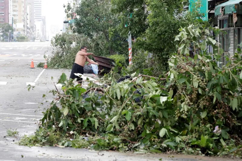 ▲山陀兒颱風挾帶強烈風雨，給登陸點高雄帶來不少災情，後續殘留雲系也將影響中國東南沿岸及北部地區。（圖／美聯社／達志影像）