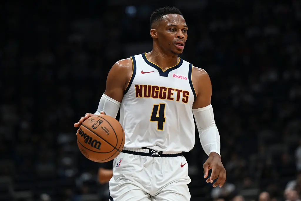 ▲丹佛金塊後衛「威少」Russell Westbrook因為在日前對紐約尼克的比賽中，對尼克板凳席做出「不雅手勢」，而被NBA罰款35000美元。（圖／美聯社／達志影像）