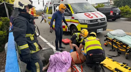 ▲台中市大安區發生離奇車禍，一名身障機車騎士，行經南北八路某巷弄時，不慎意外跌落路邊的水溝，但該騎士卻鑽入下水道受困。（圖／翻攝畫面）