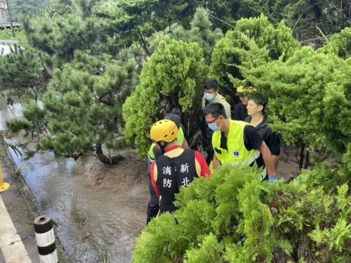 ▲金山65歲李姓地瓜農外出接妻子返家，因溪水暴漲不慎遭沖走失聯， 2人今晨被發現陳屍在松樹園中，均已不幸身亡。（圖／翻攝畫面）