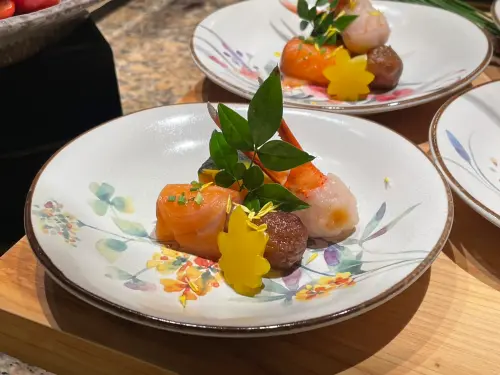 季節三品「蟹肉真丈、奶油起士燻鮭卷、白酒無花果」中的蟹肉真丈,是以松葉蟹蟹鉗裹上特製海鮮漿製成。(圖/欣葉集團提供) ▲季節三品「蟹肉真丈、奶油起士燻鮭卷、白酒無花果」中的蟹肉真丈,是以松葉蟹蟹鉗裹上特製海鮮漿製成。(圖/欣葉集團提供)