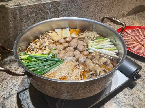 新菜色還包含日式鴨肉涮涮鍋,用料澎湃。(圖/欣葉集團提供) ▲新菜色還包含日式鴨肉涮涮鍋,用料澎湃。(圖/欣葉集團提供)