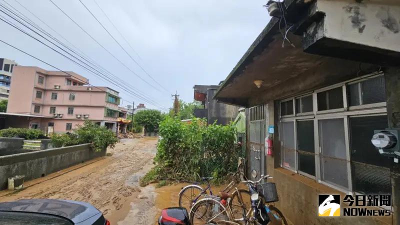 ▲金山區單日雨量破600毫米,整條老街汪洋一片,今日終於雨停了,積水逐漸退去,但街上卻滿是黃泥。(圖/讀者提供)