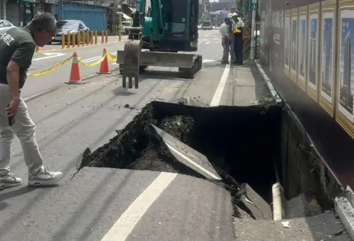 屏東潮州驚見巨大天坑！疑路面掏空持續擴大　警方緊急拉封鎖線
