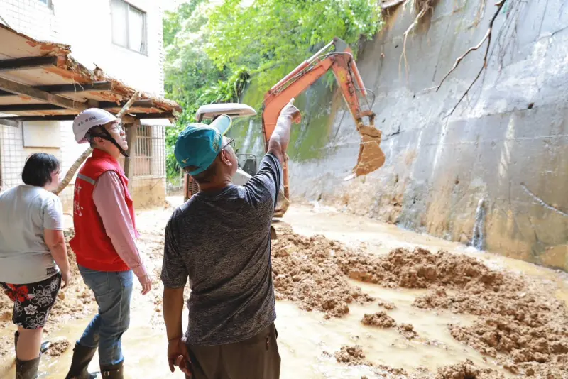 ▲近期強降雨導致不少山區爆發土石流，即使有「擋土牆」，也難以抵擋。（圖／基隆市政府提供）