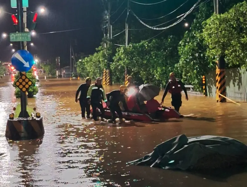 ▲昨日金山遇豪雨淹水，有醫院同仁因不忍白班同事連續上班24小時，竟搭乘橡皮艇到醫院值班。（圖／翻攝自臉書「小蔡醫師健康樂活事務所」）