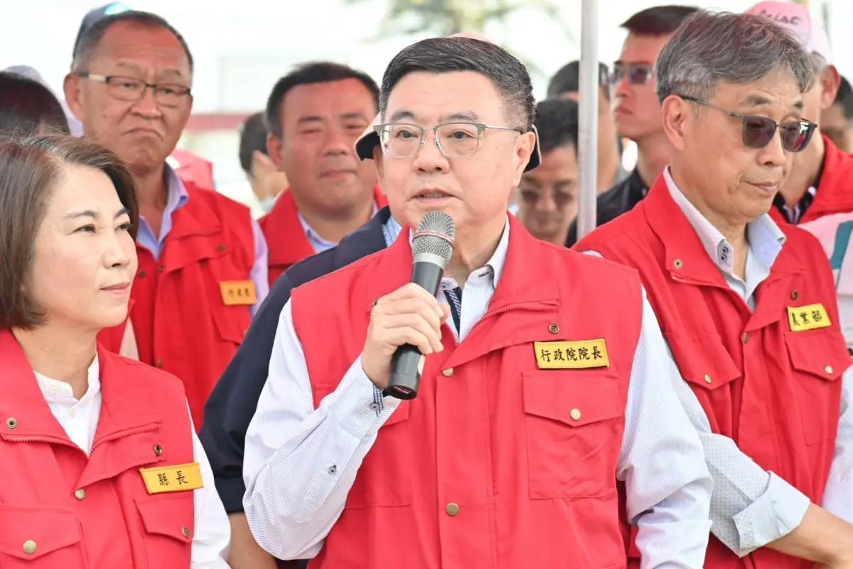 ▲卓榮泰赴屏東視察下寮海堤破損情形。（圖／行政院提供）