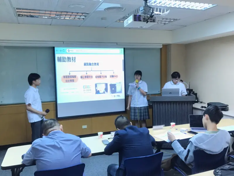 ▲入圍的大直高中學生團隊,提出台灣電子書的改革放方案,希望可以減少樹木的砍伐,讓環境永續生存。(圖/林家伃攝,2024.10.05)
