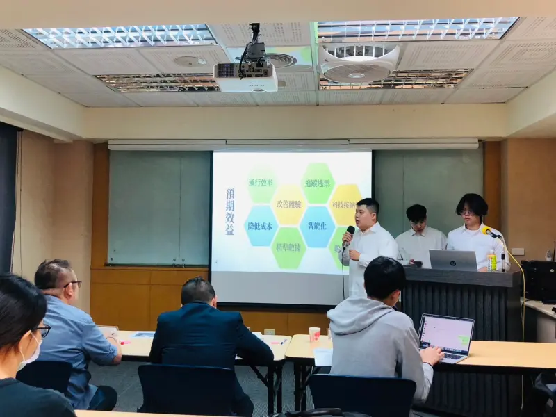 ▲入圍的銘傳大學廣銷系學生團隊,提出捷運票卡的改革放方案,盼政府能夠重視。(圖/陳采沂攝,2024.10.05)