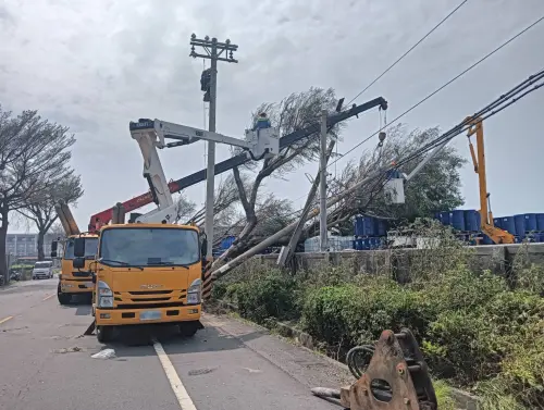 拚復電！山陀兒颱風致電桿、路樹倒塌　全國跨10多區處增援高屏區
