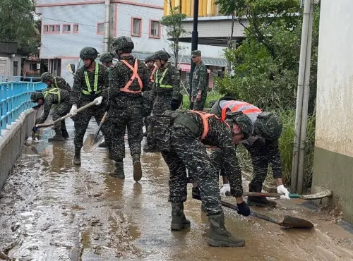 影／雨彈轟炸新北、基隆！國軍動員431兵力助土石清淤、路樹清除
