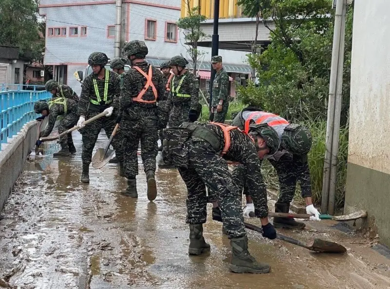 ▲第三作戰區官兵於基隆地區協助道路樹木清除及土石清淤。（圖／第三作戰區提供）