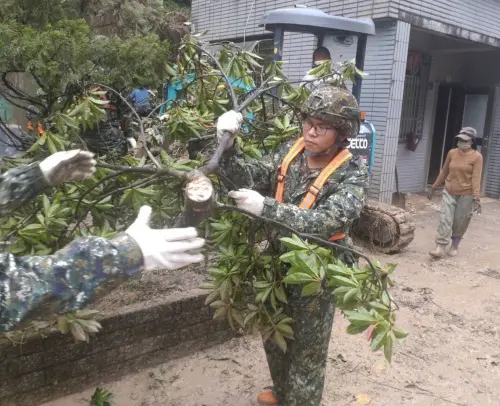 ▲第三作戰區官兵於基隆地區協助道路樹木清除及土石清淤。（圖／第三作戰區提供）