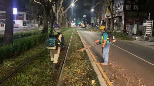 ▲高雄輕軌團隊夜以繼日加速復原工作，清理上下行軌道軌間殘存樹葉。（圖／高市府捷運局提供）