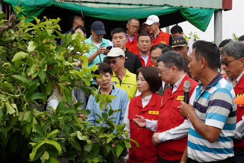 ▲行政院長卓榮泰率相關部會視察屏東縣蓮霧園農損情形。（圖／屏東縣府提供）