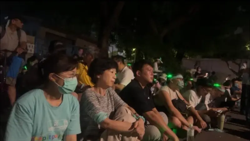 ▲柯文哲支持者發起「鐵草集結,寧靜舉牌」遊行,從土城沿途走到台北看守所,並在附近靜坐抗議。(圖/翻攝自李有宜直播)