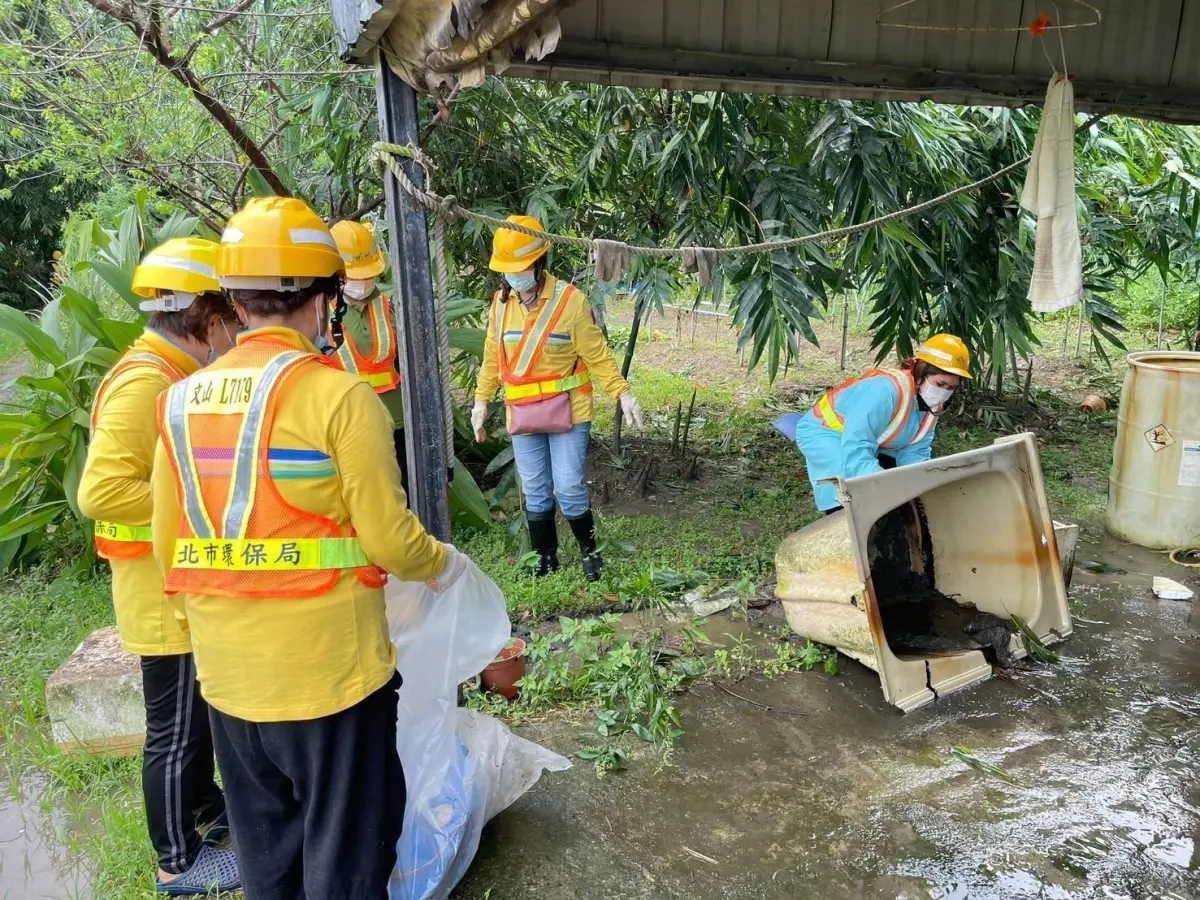 ▲北市文山區公所與文山區清潔隊於4日起進行噴藥消毒及孳生源清除作業。（圖／北市衛生局）