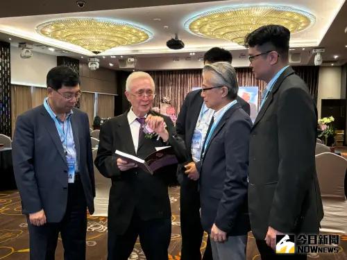 王國明校長回憶錄問世 集40年工業工程管理經驗於一書 ▲王國明校長回憶錄今日舉行發表會,他說要將40年來在工業工程領域的管理經驗分享各界。(圖/記者金武鳳攝,2024.10.5)