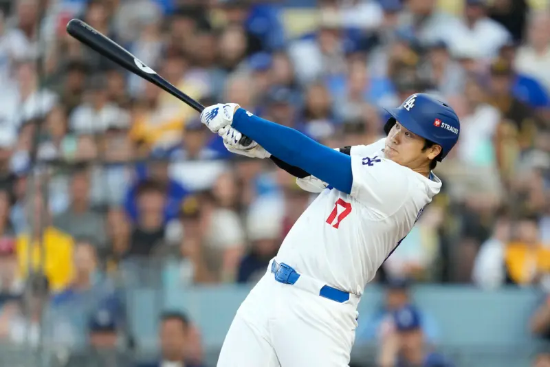 ▲MLB美國職棒大聯盟季後賽分區系列賽開打，萬眾矚目的洛杉磯道奇日籍球星大谷翔平在MLB生涯首場比賽就繳出驚人表現，在第2局敲出3分砲，幫助道奇隊將比數追成3：3平手。（圖／美聯社／達志影像）