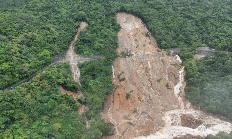 ▲山陀兒帶來豪大雨侵襲北海岸，台2甲線陽金公路（金山區磺溪路段）邊坡落石坍方，目前道路雙向阻斷，土石崩塌畫面也曝光。（圖／翻攝畫面）